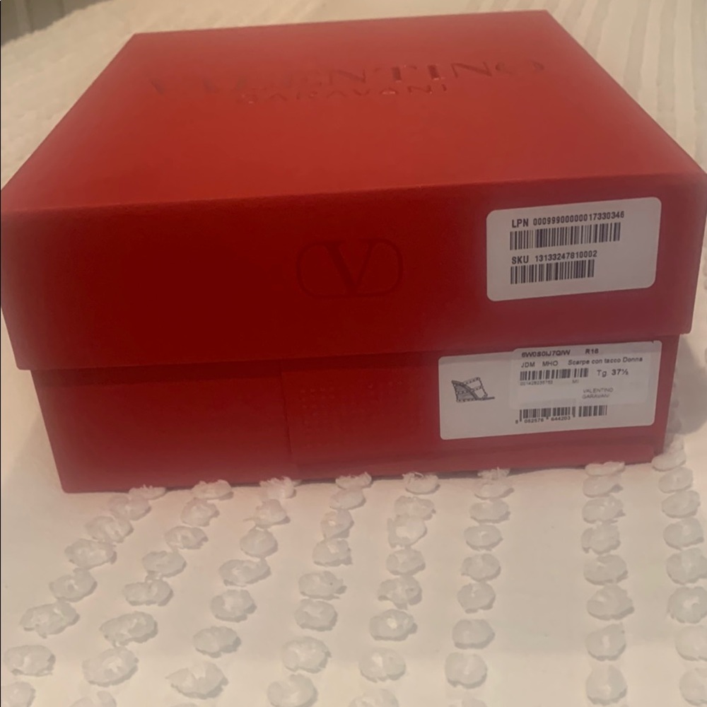 Valentino Garavani Bold Red Gift Box - Picture 2 of 4